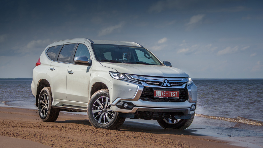 Mitsubishi pajero sport. Первыми новый Pajero Sport в фирменной стилистике Dynamic Shield увидели тайцы в августе 2015 года на автошоу в Бангкоке. На российский рынок внедорожник вышел месяц назад по цене от 2 749 999 рублей. Топовая комплектация (на фото) на 200 тысяч дороже. Продано уже около ста машин.